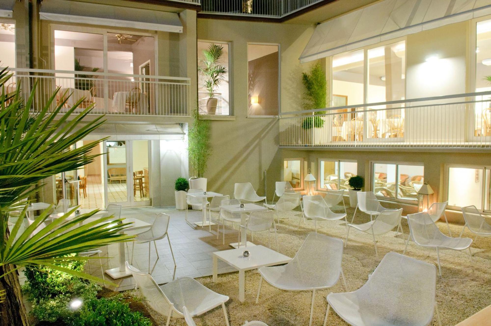 Hotel Trionfal Милано Мартима Екстериор снимка