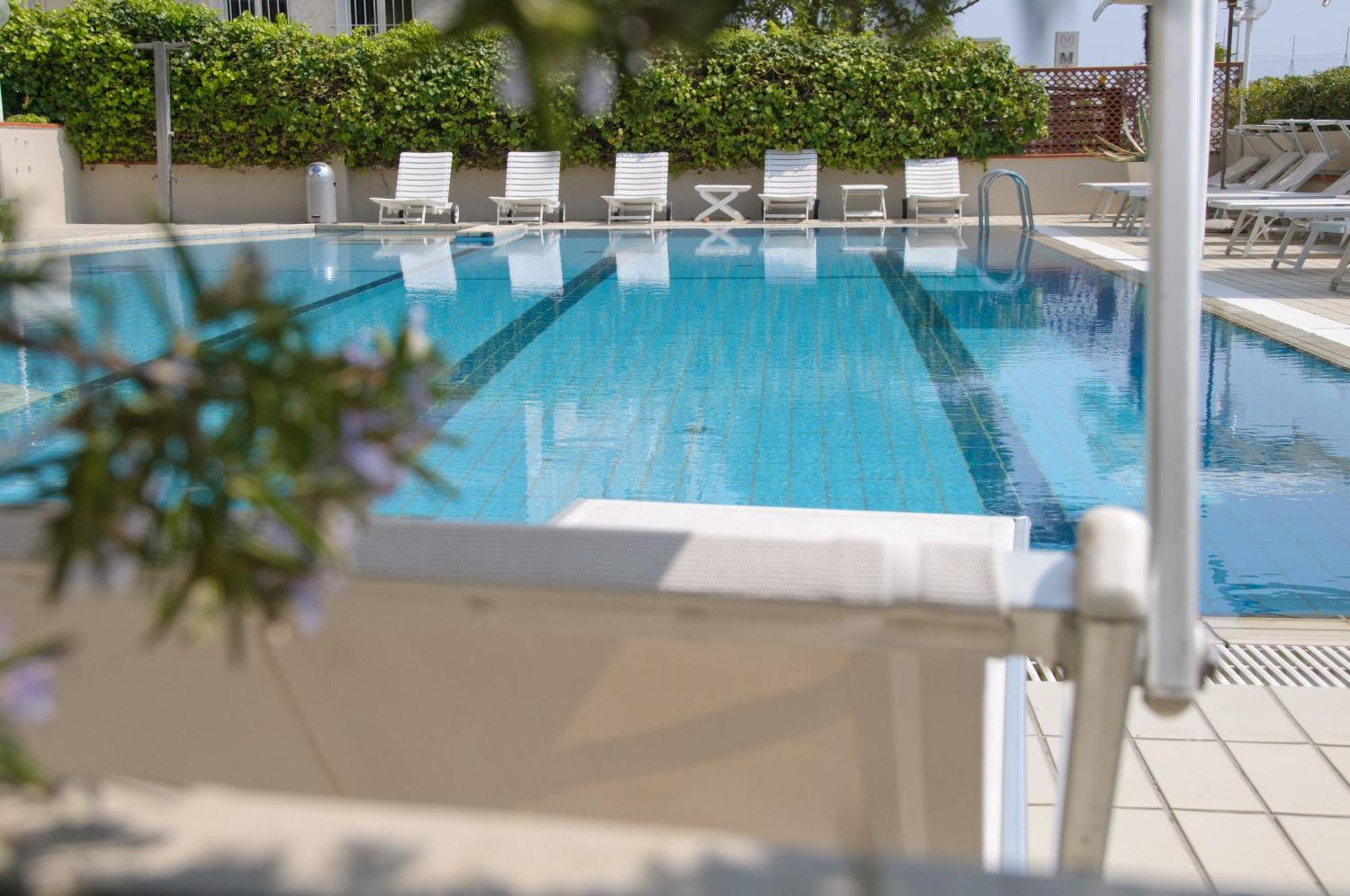 Hotel Trionfal Милано Мартима Екстериор снимка