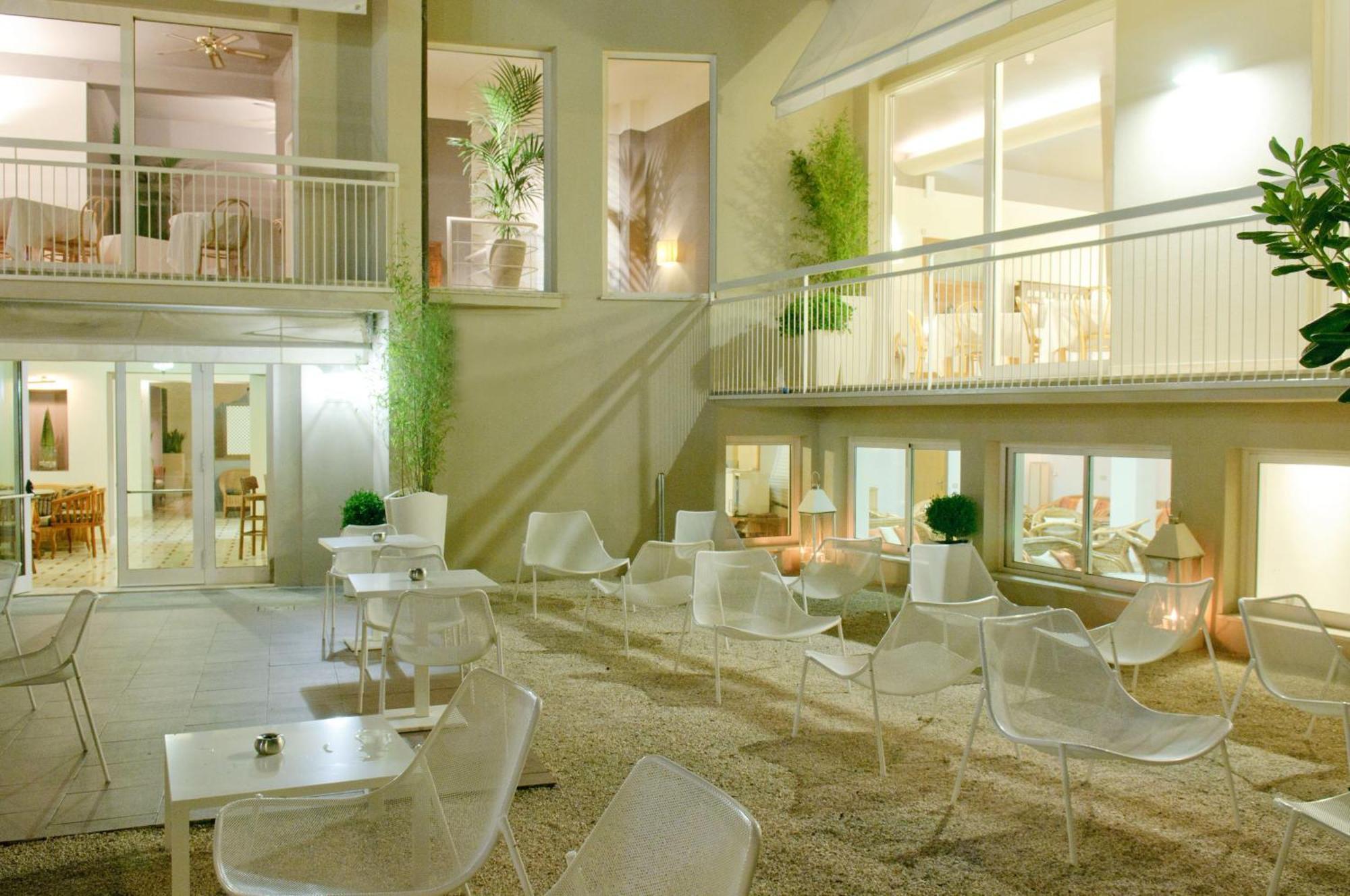 Hotel Trionfal Милано Мартима Екстериор снимка