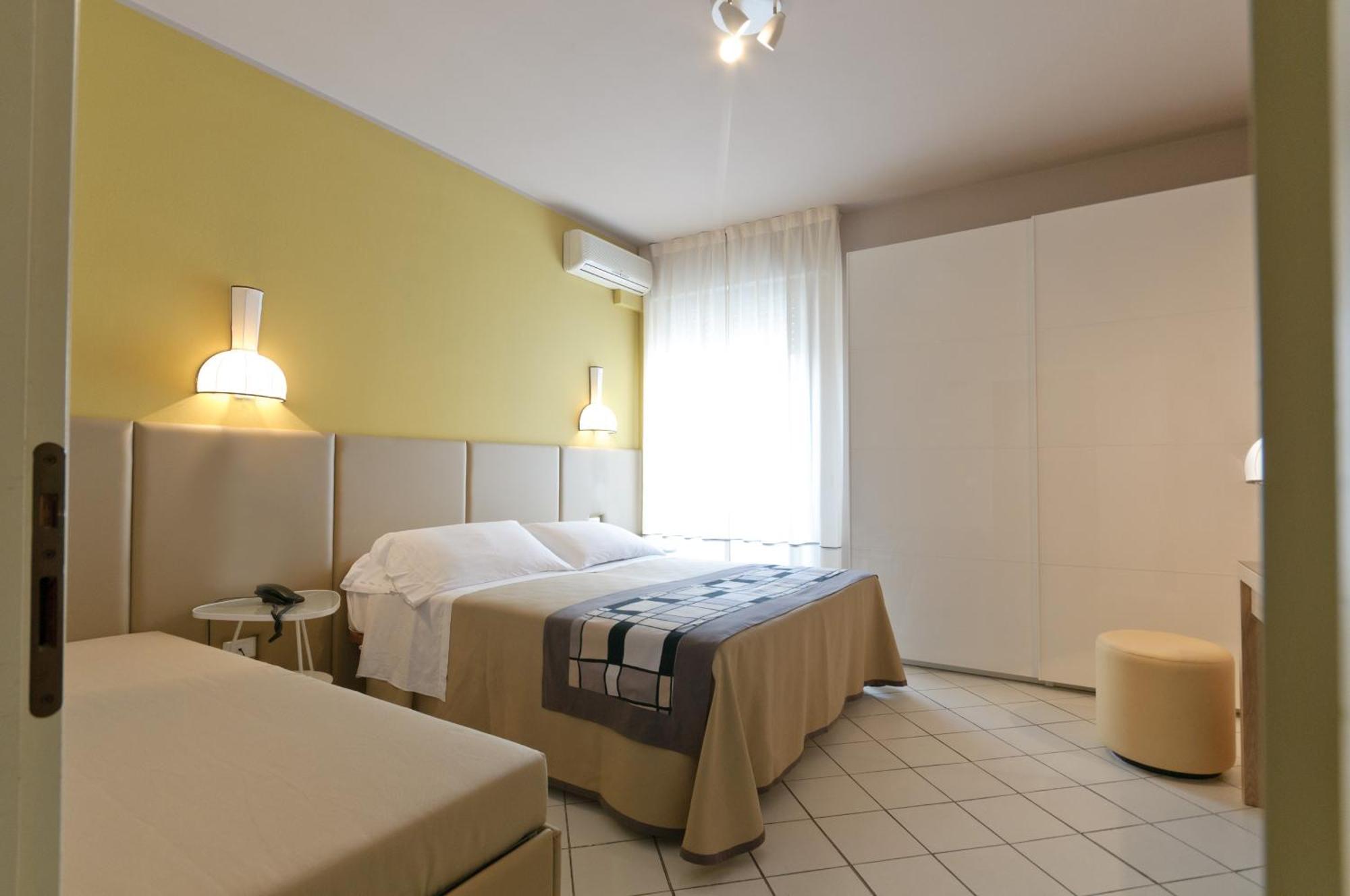 Hotel Trionfal Милано Мартима Екстериор снимка