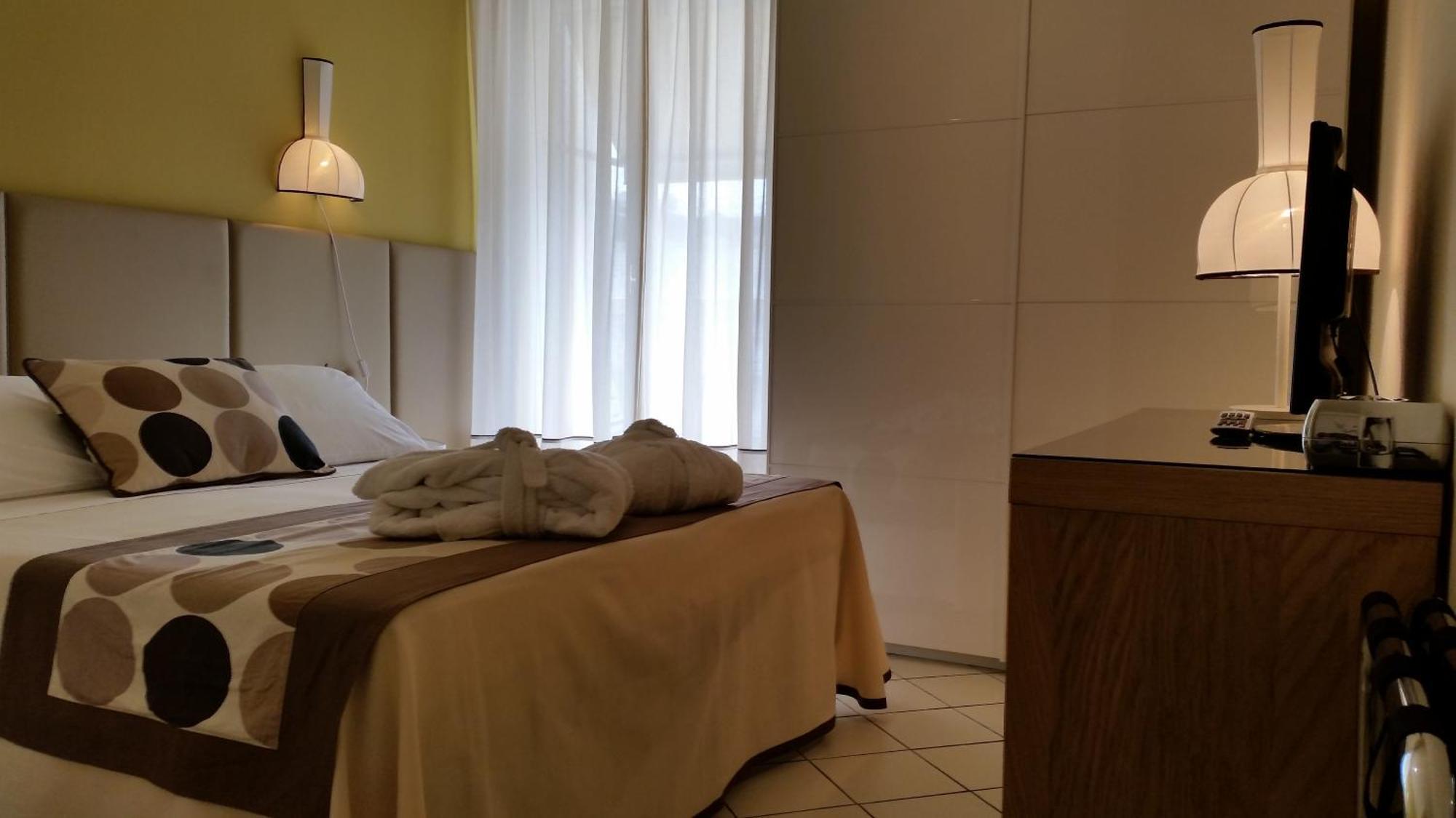 Hotel Trionfal Милано Мартима Екстериор снимка