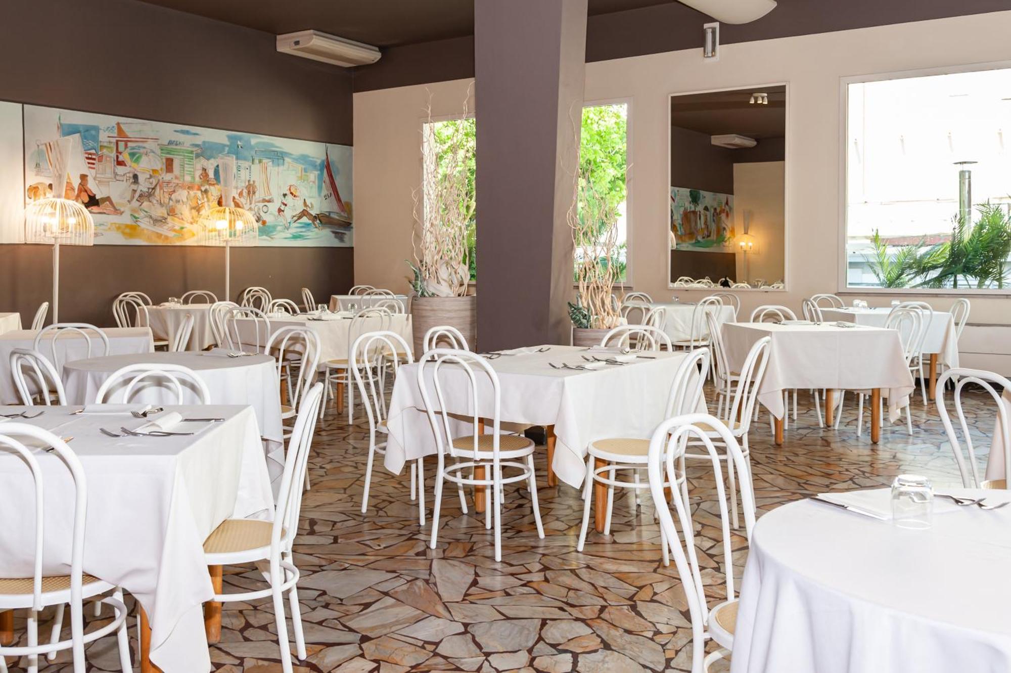 Hotel Trionfal Милано Мартима Екстериор снимка