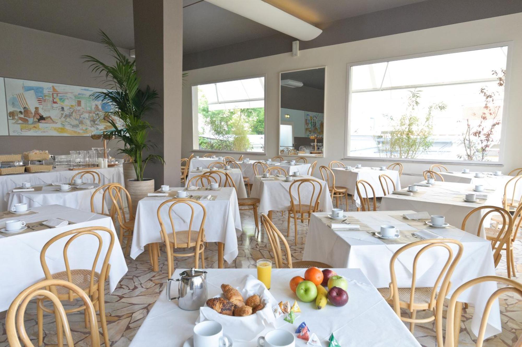 Hotel Trionfal Милано Мартима Екстериор снимка