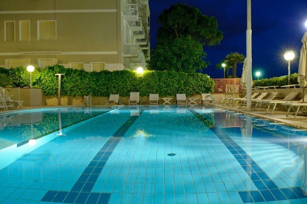 Hotel Trionfal Милано Мартима Екстериор снимка